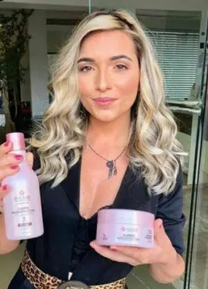 Cabelos reconstruídos com mais força, brilho e maciez após o uso do shampoo e máscara de reconstrução da DYUSAR Cosméticos