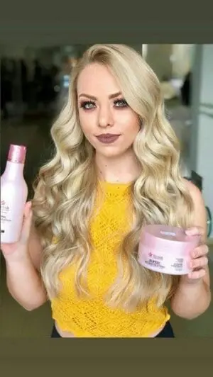 Loira com cabelo reconstruído cheio de brilho e maciez após o uso do shampoo de reconstrução super 300ml e da Máscara Super Reconstruction da DYUSAR Cosméticos