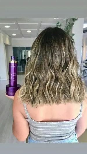 Cabelo mais brilhante e sedoso após uma hidratação com a Máscara de Nutrição Caviar Care da DYUSAR Cosméticos